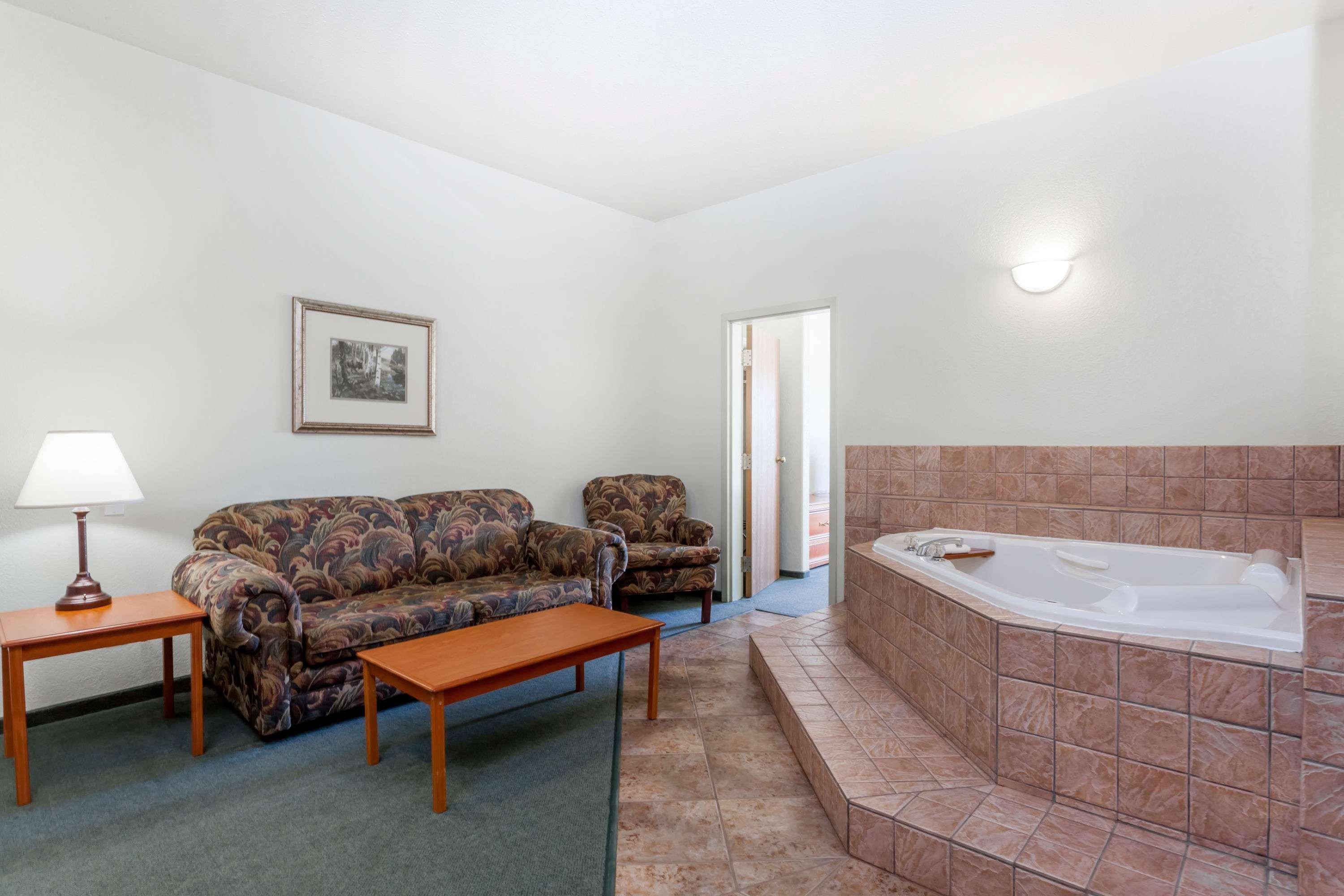 Super 8 By Wyndham Dauphin Exterior foto