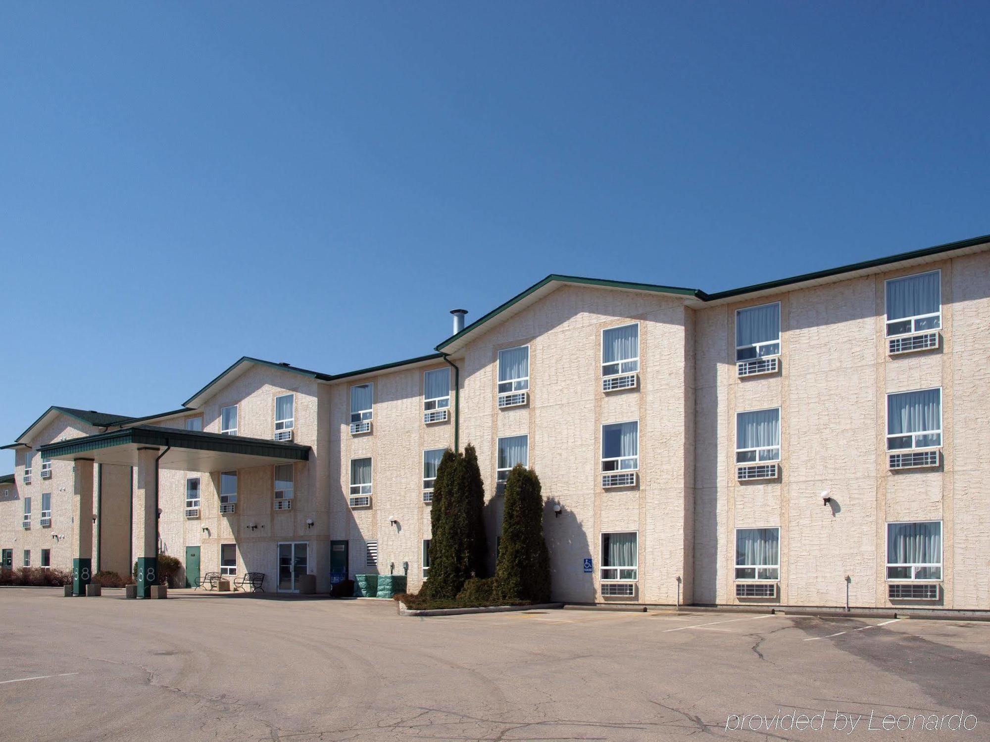 Super 8 By Wyndham Dauphin Exterior foto
