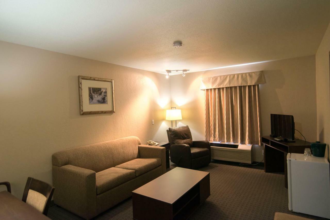 Super 8 By Wyndham Dauphin Exterior foto